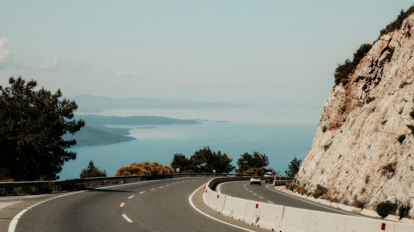 Route côtière de la baie de Kotor près de Dobrota