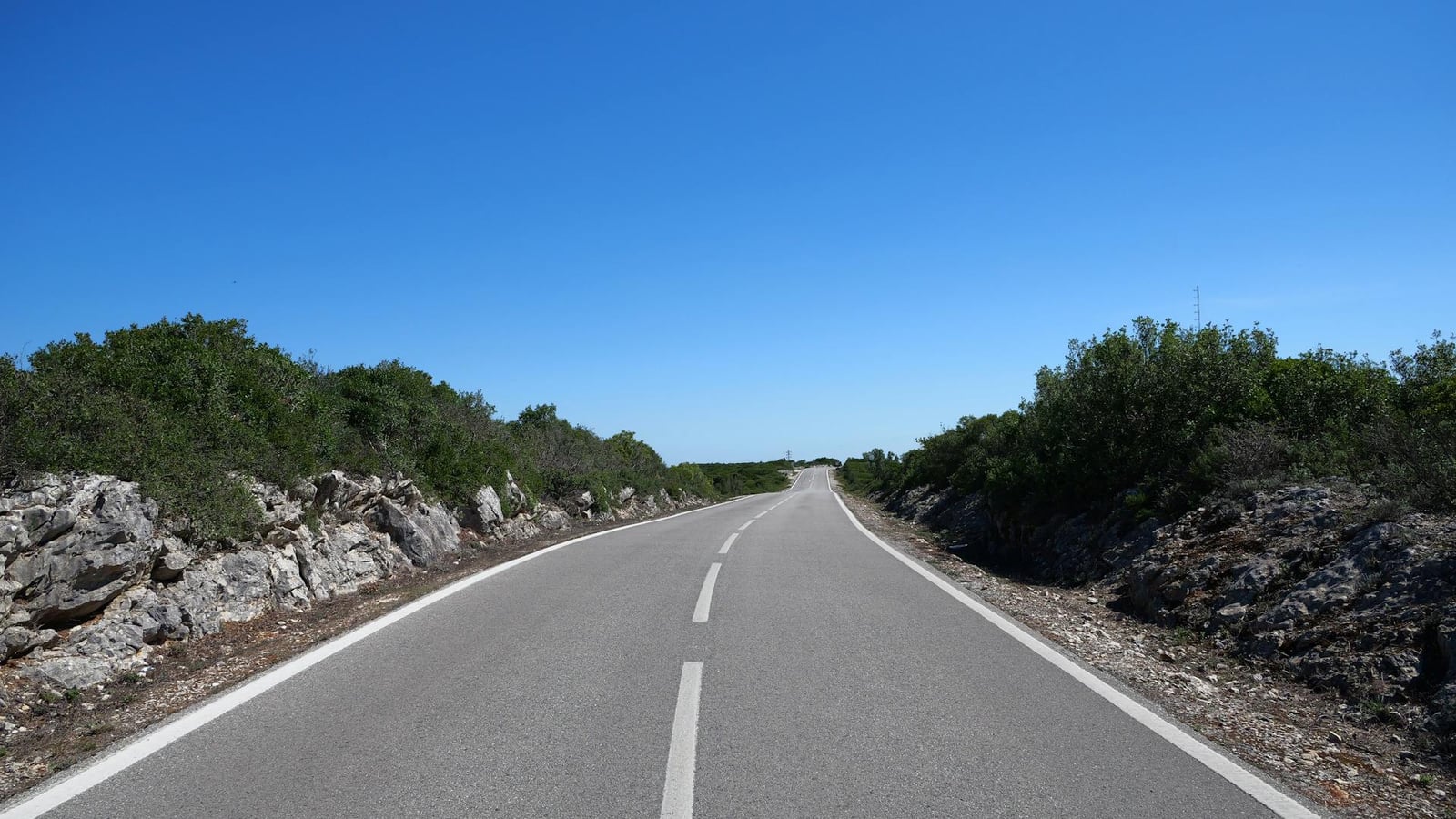 Strada secondaria sconnessa verso Njeguši sopra Kotor